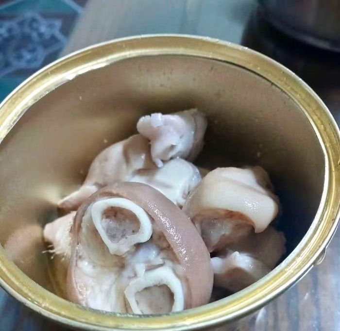 Bên trong hộp khau nhục được người tiêu dùng phản ánh không đúng với sản phẩm quảng cáo. Ảnh: Báo Lạng Sơn.
