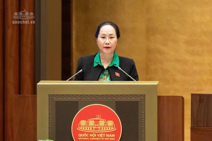 Bộ trưởng Bộ Văn hóa, Thể thao và Du lịch Lâm Thị Phương Thanh trình bày Tờ trình về dự án Luật sửa đổi, bổ sung một số điều của 7 luật thuộc lĩnh vực văn hóa, thể thao và du lịch (ảnh QH).