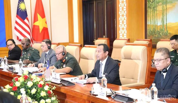 Ngài Datuk Lokman Hakim Ali (hàng đầu, thứ hai từ phải qua) phát biểu.