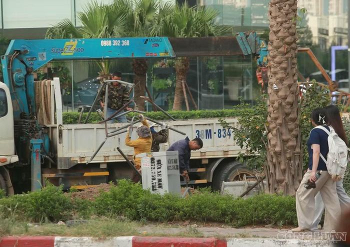 Việc di dời cây xanh và điều chỉnh hệ thống hạ tầng kỹ thuật là những công việc cần thiết trước khi xây dựng công trình giao thông ngầm tại nút giao. Quá trình này cũng đặt ra yêu cầu bảo đảm an toàn cho người đi bộ và các phương tiện lưu thông qua khu vực.