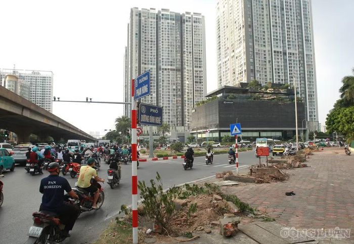Một công nhân thuộc đơn vị thi công cho biết, hiện các đơn vị liên quan vẫn đang thực hiện việc thu dọn, di dời cây xanh, bốt điện và trụ điện trong khu vực.