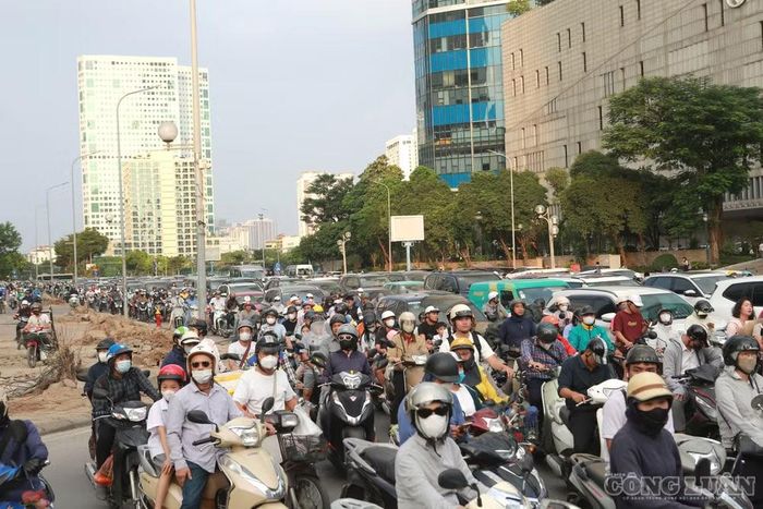 Ghi nhận vào khoảng 17h ngày 20/10, dòng phương tiện di chuyển theo hướng từ Dương Đình Nghệ ra Phạm Hùng đông đúc, ùn ứ kéo dài trên một đoạn đường. Ô tô và xe máy nối đuôi nhau di chuyển chậm, khiến việc đi lại qua khu vực gặp nhiều khó khăn.