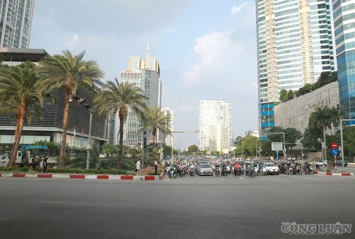 Nút giao Dương Đình Nghệ - Mễ Trì nằm gần nhiều tòa nhà văn phòng, khu đô thị và các tuyến đường huyết mạch của khu vực phía Tây Hà Nội. Đây là khu vực có mật độ phương tiện lớn, đặc biệt vào khung giờ đi làm và tan tầm.