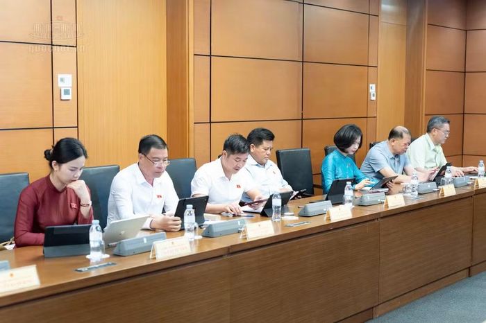 Các đại biểu tham gia phiên họp tổ (ảnh QH).