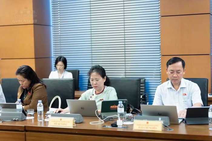Các đại biểu tham gia phiên họp tổ (ảnh QH).