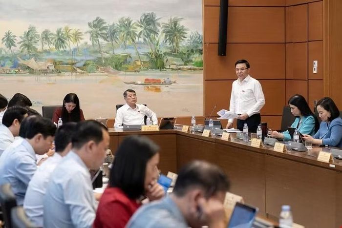 Các đại biểu Quốc hội thảo luận tại tổ. Ảnh: QH
