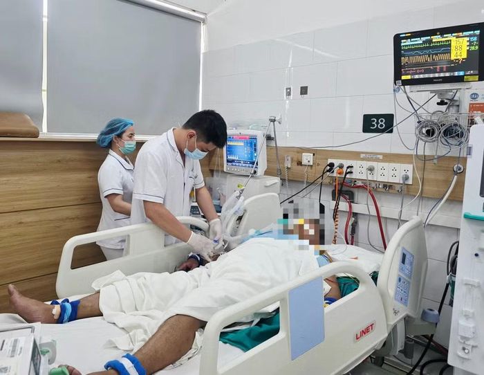 Trong đêm 19/10, thêm một nam bệnh nhân 34 tuổi bị tổn thương phổi nặng được chuyển đến Bệnh viện Bạch Mai, nâng tổng số người được điều trị tại đây lên 7. Bệnh nhân được hỗ trợ oxy liều cao và điều trị tích cực.