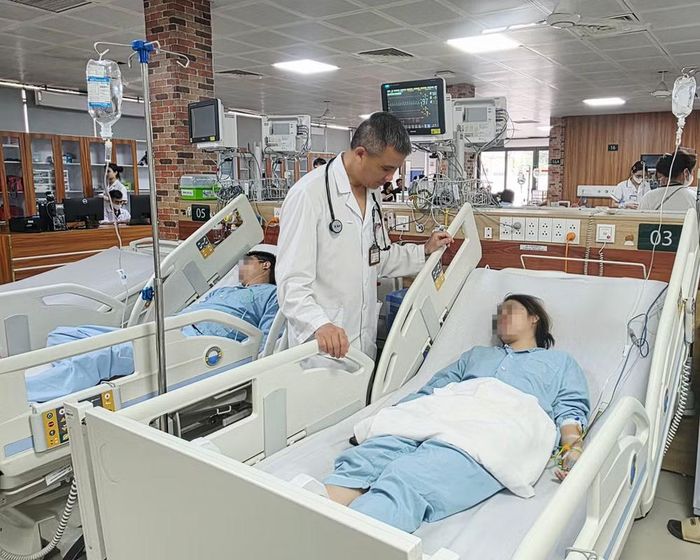 Đáng chú ý, một gia đình gồm hai vợ chồng và hai con nhỏ sống gần hiện trường cũng phải nhập viện sau khi tiếp xúc với khí độc. Theo người vợ, ngay sau tiếng nổ, không khí màu vàng, có mùi hắc tràn vào nhà. Chỉ sau khoảng một phút, cả bốn thành viên đều xuất hiện tức ngực, khó thở và buồn nôn.