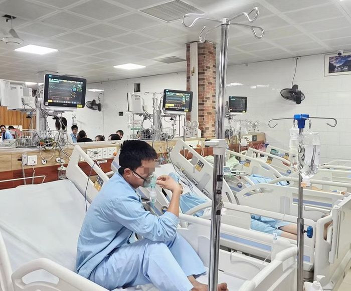 PGS.TS Đào Xuân Cơ, Giám đốc Bệnh viện Bạch Mai, chỉ đạo tổ chức hội chẩn toàn viện khẩn cấp, huy động các chuyên khoa, trang thiết bị và phương tiện hồi sức để tập trung cứu chữa nạn nhân.