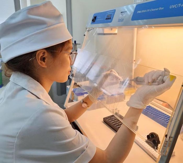 Đại úy, bác sĩ Nguyễn Thị Như Quỳnh kiểm tra các thành phần thực hiện phản ứng PCR xác định kiểu gen của nấm C.albicans, đề tài giành giải Nhất Giải thưởng Tuổi trẻ sáng tạo trong Quân đội lần thứ 24.