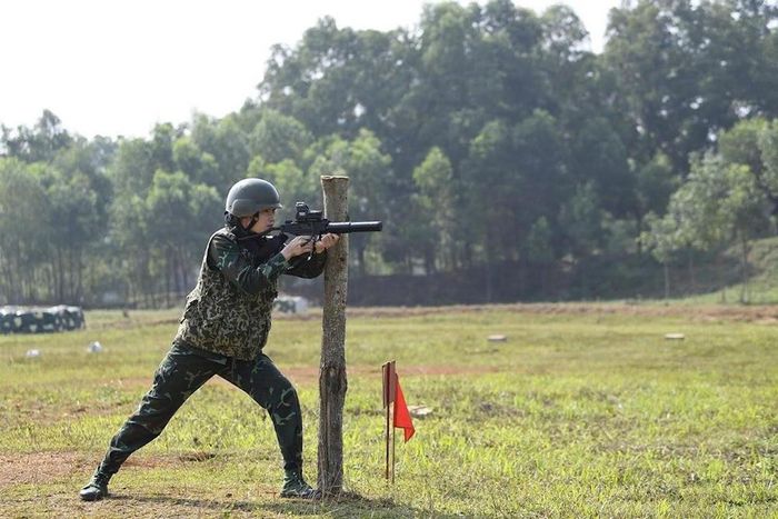 Thiếu tá QNCN Phan Thị Thanh Tâm trong một buổi huấn luyện tại đơn vị.