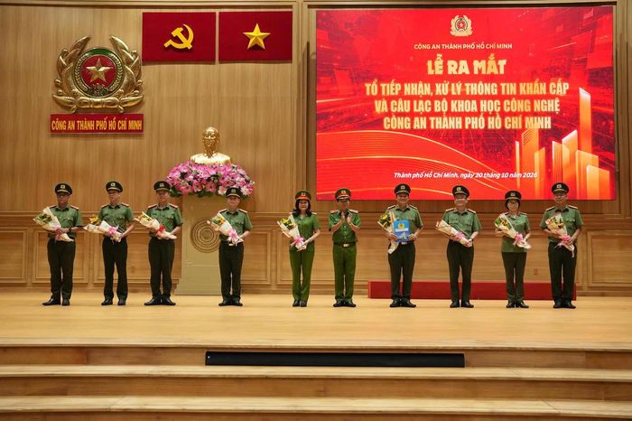 Lãnh đạo Công an TP HCM tặng hoa chúc mừng Tổ công tác liên ngành trực ban Tổng đài 113, 114 và Ban chủ nhiệm Câu lạc bộ Khoa học Công nghệ. Ảnh: Công an cung cấp