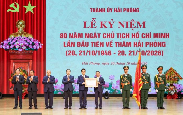 Thừa ủy quyền của Chủ tịch nước, Ủy viên Bộ Chính trị, Bí thư Trung ương Đảng, Trưởng Ban Tuyên giáo Trung ương Trịnh Văn Quyết tặng Huân chương Lao động hạng Nhất cho Đảng bộ, chính quyền và nhân dân thành phố Hải Phòng. (ảnh Lê Dũng)