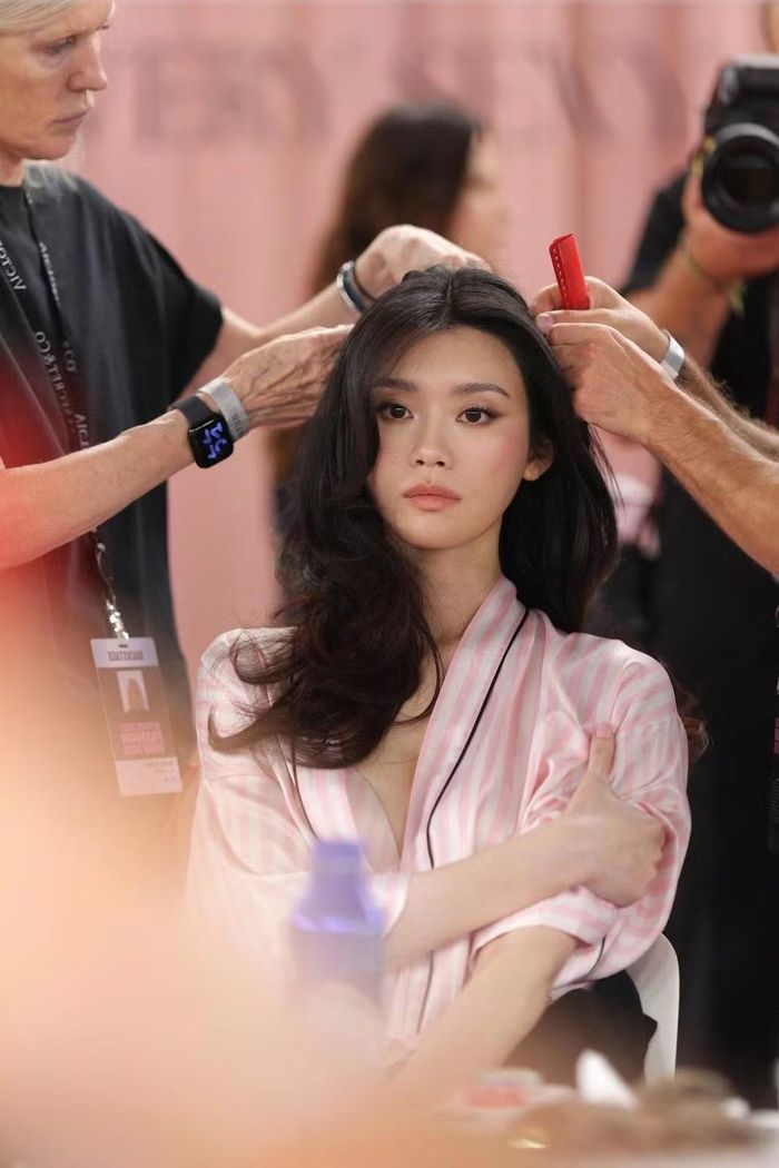 Hề Mộng Dao trong hậu trường show diễn Victoria's Secret Fashion Show 2026.