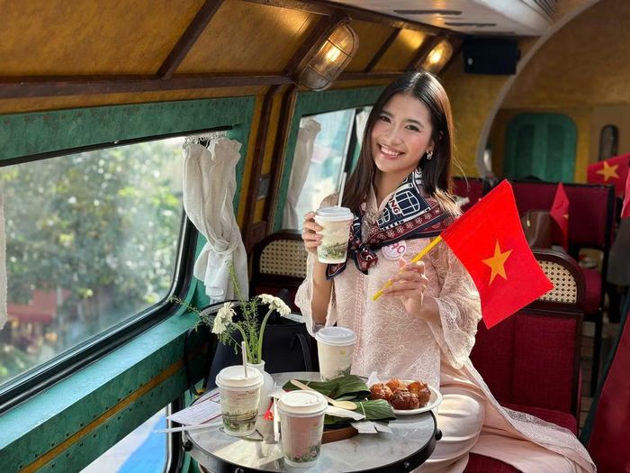 Chuyến tàu Độc lập từ Hà Nội đến Bắc Ninh dịp Quốc khánh 2/9 là một trong ba hành trình Phương Anh nhớ nhất tại Hoa hậu Việt Nam 2026. Đây cũng là lần đầu cô đi tàu hỏa. Được ngắm cảnh quê hương và thưởng thức những nét văn hóa truyền thống trên chuyến tàu giúp cô cảm nhận rõ hơn niềm tự hào về đất nước.