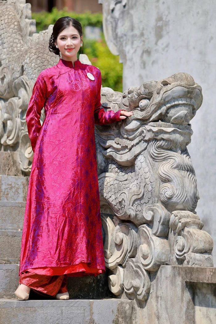 Phương Anh vừa cùng nhóm thí sinh chụp ảnh tại khu di tích Côn Sơn - Kiếp Bạc cho thử thách tìm Đại sứ Thời trang và Thể thao. Trước khi nhập cuộc, Phương Anh đã sắp xếp công việc tại TPHCM để tập trung cho Hoa hậu Việt Nam. Cô duy trì tập gym, cardio, kết hợp ăn uống đủ chất và nghỉ ngơi điều độ. Cô gái 24 tuổi cho biết dù đã quen đi giày cao gót và giữ phong thái, cô vẫn phải thích nghi với lịch trình dày đặc cùng yêu cầu làm việc trong môi trường chuyên nghiệp.