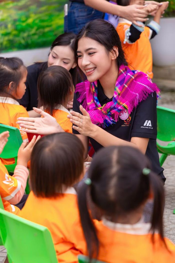 Tại các điểm trường ở Tả Lèng, Phương Anh cùng các thí sinh nấu ăn, vui chơi với trẻ nhỏ và tham gia dự án trao tặng khu vui chơi. Việc trực tiếp dành thời gian bên các em giúp Phương Anh cảm nhận rõ hơn ý nghĩa của sự sẻ chia. Cô nói điều cô học được qua các hoạt động cộng đồng là biết lắng nghe và thấu hiểu trước khi bày tỏ quan điểm.