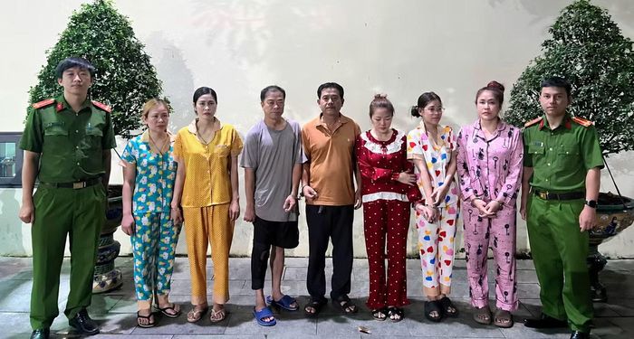 Các đối tượng liên quan đường dây bán dâm ở nhà hàng karaoke tại công an.