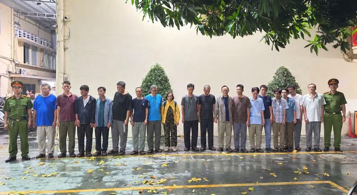 Các đối tượng bị khởi tố về các tội “Tổ chức đánh bạc” và “Đánh bạc” tại cơ quan công an.