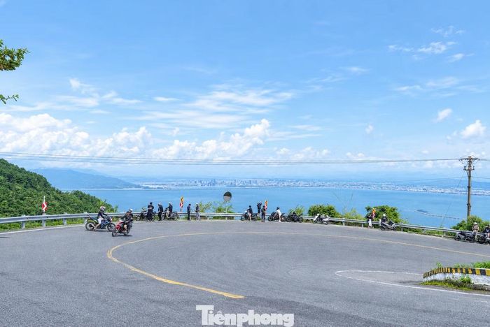 Ban ngày dường như nơi này không khi nào thiếu vắng người. Đứng ngay khúc gập khuỷu tay hướng mắt ra là có thể ngắm vùng biển và thành phố phía xa. Nguyễn Trường (Đại học Duy Tân) cho biết trong một lần vượt đèo về quê, Trường thấy nhiều bạn trẻ dừng lại đây nghỉ ngơi và ngắm cảnh. "Sau lần đó thì cứ thỉnh thoảng em lại lên đây chơi, ở đây vừa mát mẻ, view lại cực kỳ đẹp", Trường nói.