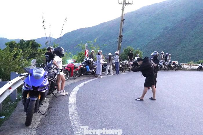 Khúc cua có độ dốc lớn, tầm nhìn hạn chế, đứng giữa lòng đường có thể gây bất ngờ, khiến người khác không kịp xử lý tình huống, dễ gây tai nạn.