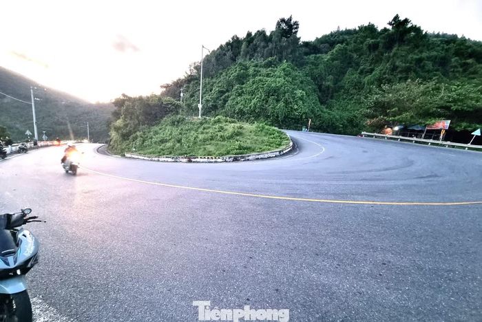 Để giữ an toàn, mọi người thường đứng sát vào lề, xe cộ cũng được để gọn không tràn ra lòng đường, cản trở giao thông.