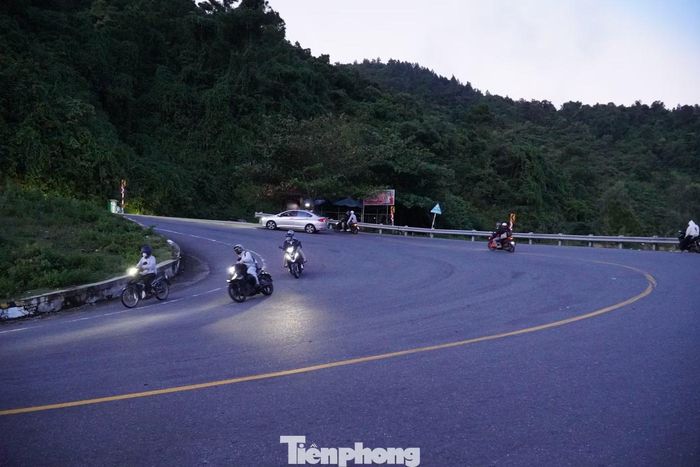 Trời tối, nơi này vẫn nhộn nhịp. "Nếu đi quen đường, cẩn thận thì đường đèo vẫn không quá đáng sợ. Tôi đi rất nhiều lần, ban đêm cũng khá nhiều người qua lại", anh Nguyễn Hữu Quân (TP. Huế) chia sẻ.