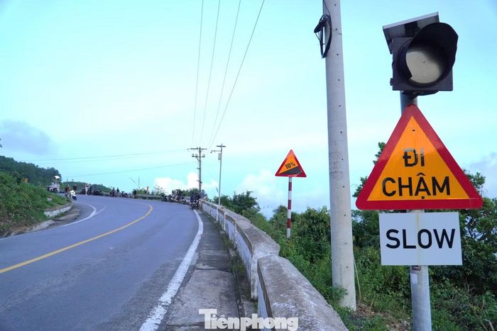 Khúc cua này rộng lớn, có độ dốc nên được cắm bảng cảnh báo để nhắc nhở, đảm bảo an toàn cho người và phương tiện lưu thông qua đây.
