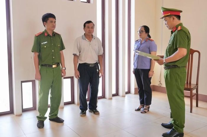 Cơ quan công an đọc quyết định khởi tố đối tượng Nguyễn Thanh Quang.