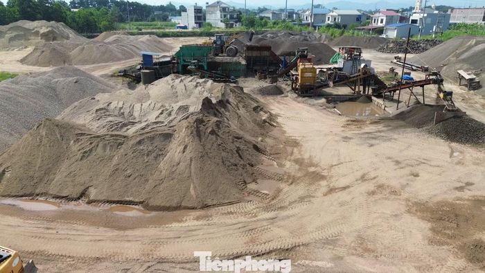 Ông Nam cũng cho biết, phường đã nhận được phản ánh của người dân về tình trạng ô nhiễm bụi, tiếng ồn tại khu vực trên. Tuy nhiên, theo ông Nam quá trình sản xuất chắc chắn khó tránh khỏi tiếng ồn, ô nhiễm. UBND phường cũng đã tổ chức đoàn xuống kiểm tra và yêu cầu công ty cung cấp các giấy tờ pháp lý và quan trắc môi trường. Sau đợt kiểm tra, doanh nghiệp cũng đã triển khai một số biện pháp giảm ô nhiễm.
