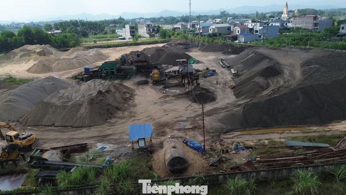 Ông Nguyễn Văn Nam, Phó Chủ tịch UBND phường Quyết Thắng cho biết, khu đất trên là đất thương mại, dịch vụ được nhà nước giao cho Công ty TNHH MTV Xây dựng 99 (thuộc Bộ Quốc phòng) quản lý, sử dụng. Tuy nhiên, doanh nghiệp này đã cho Công ty Hữu Huệ thuê lại để tập kết, chế biến thô khoáng sản.