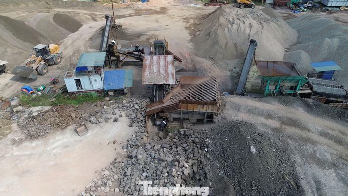 Ông N.V.H. sống bên cạnh bãi tập kết cho biết, tình trạng ô nhiễm bụi, tiếng ồn diễn ra đã gần 1 năm nay ảnh hưởng đến đời sống người dân. "Chúng tôi thấy nhiều đoàn về kiểm tra nhưng tình trạng ô nhiễm bụi, tiếng ồn vẫn không được cải thiện", ông H chia sẻ.