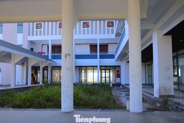 Một số vị trí kính có dấu hiệu bị kẻ xấu phá vỡ, tường bị vẽ bậy. Do chưa đưa vào sử dụng, một số vị trí đã có dấu hiệu bong tróc gạch, tường bị nứt khiến nhiều người tiếc nuối.