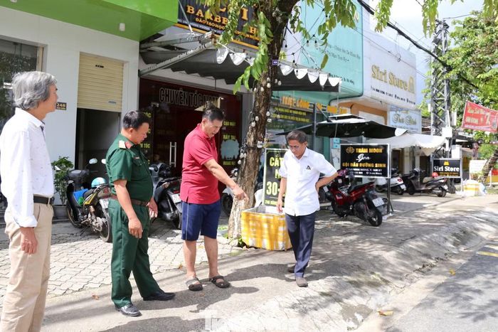 Ông Sơn chỉ khu vực phát hiện 25 hài cốt liệt sĩ ngay trước sân nhà mình.