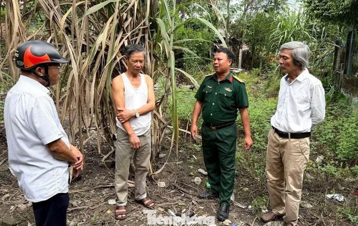 Người dân cung cấp thông tin sau khi BCH Quân sự phường Tam Kỳ phát đi thư ngỏ. Trong ảnh, người dân Tổ 8, khu phố 5, phường Tam Kỳ cho biết nghi có 2 hài cốt trong vườn nhà.