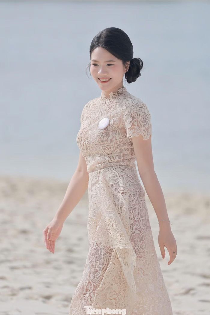 Ái Linh sở hữu vẻ đẹp trẻ trung, dịu dàng, mang nét trong trẻo của cô gái tuổi đôi mươi. Đằng sau vẻ ngoài nhẹ nhàng ấy là hành trình nỗ lực vượt qua sự rụt rè, học cách bước ra khỏi vùng an toàn và mạnh dạn thể hiện cá tính qua từng hoạt động tại Hoa hậu Việt Nam 2026.