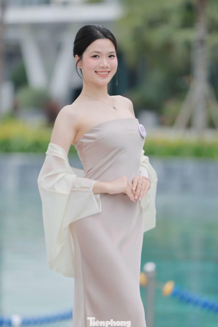 Ái Linh là sinh viên năm thứ hai ngành Kế toán chất lượng cao tại Học viện Công nghệ Bưu chính Viễn thông. Bên cạnh việc trau dồi kiến thức chuyên ngành, cô tích cực tham gia hoạt động tập thể để mở rộng trải nghiệm, rèn luyện kỹ năng giao tiếp và khám phá những khả năng của bản thân. Với Ái Linh, quãng đời sinh viên không chỉ là hành trình tích lũy tri thức mà còn là cơ hội để vượt qua giới hạn, từng bước trở nên chủ động và tự tin hơn.