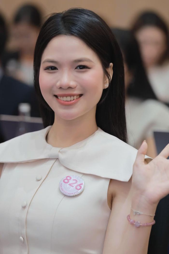 Với Phạm Lê Ái Linh, Hoa hậu Việt Nam 2026 không chỉ là sân chơi để thử sức mà còn là hành trình học hỏi và trưởng thành. Những ngày sống tại nhà chung giúp cô hiểu hơn về tình bạn, sự gắn bó và giá trị của lòng chân thành. Các chuyến đi tìm hiểu văn hóa, lịch sử mở rộng vốn sống, trong khi sự đồng hành của thầy cô, bạn bè tiếp thêm cho cô niềm tin. Ái Linh mong muốn từ những trải nghiệm ấy, bản thân có thể lan tỏa sự quan tâm đến cộng đồng, đặc biệt là trẻ em ở những vùng còn nhiều khó khăn.