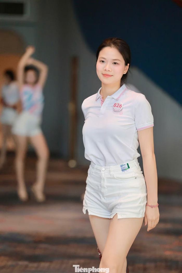 Với số đo ba vòng 86-64-95 cm, Ái Linh sở hữu vóc dáng cân đối, tạo lợi thế trong các phần trình diễn tại Hoa hậu Việt Nam 2026. Quá trình tập luyện catwalk cũng giúp cô rèn luyện khả năng làm chủ sân khấu, thể hiện thần thái và sự tự tin trước khán giả.