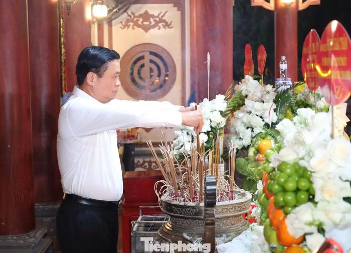Ông Thái Thanh Quý - Ủy viên Ban Chấp hành T.Ư Đảng, Bí thư Đảng ủy cơ quan, Phó Trưởng Ban Thường trực Ban Chính sách, Chiến lược T.Ư, dâng hương tưởng niệm.