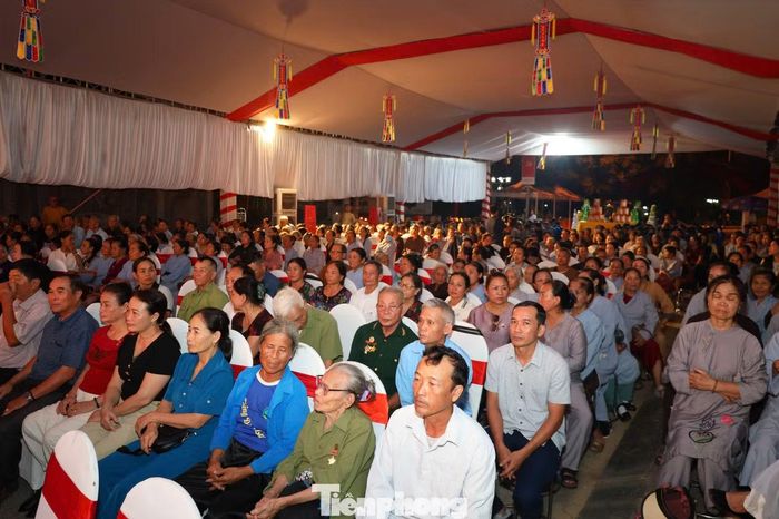 Đông đảo người dân đến dự lễ tưởng niệm, cầu siêu các anh hùng liệt sĩ đã hy sinh tại Truông Bồn.