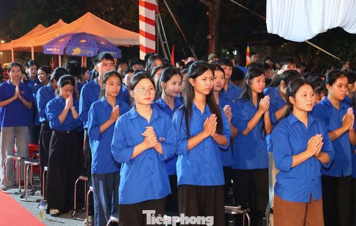 Đoàn viên, thanh niên thành kính tri ân các anh hùng, liệt sĩ.