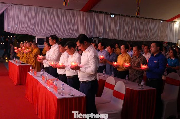 Các đại biểu thắp nến tri ân.