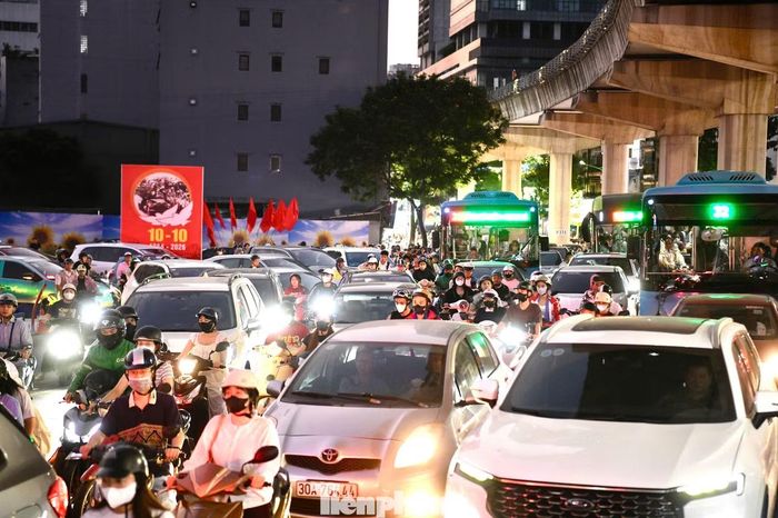 : Người dân mong muốn các đơn vị liên quan sớm hoàn thiện hạ tầng và tổ chức giao thông tại các nút giao, trong đó có việc lắp đặt đèn tín hiệu phân luồng.