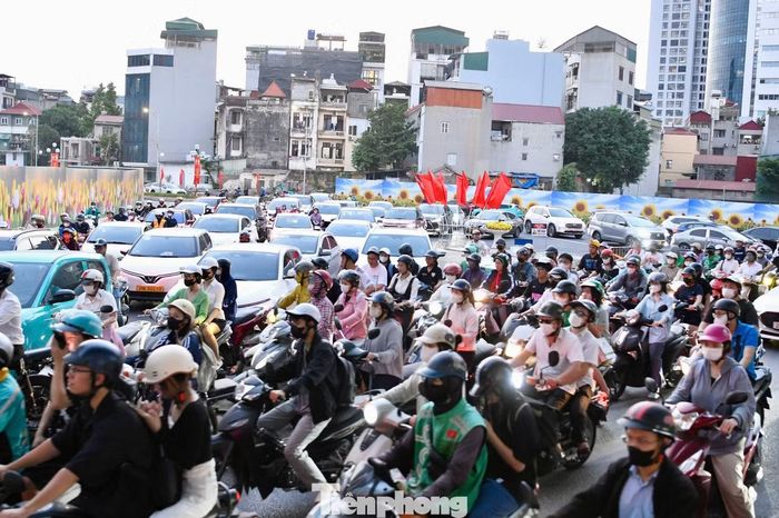 Ghi nhận vào giờ cao điểm sáng và chiều, nhiều phương tiện dồn về nút giao hướng Dương Đình Nghệ, gây ùn tắc cục bộ.