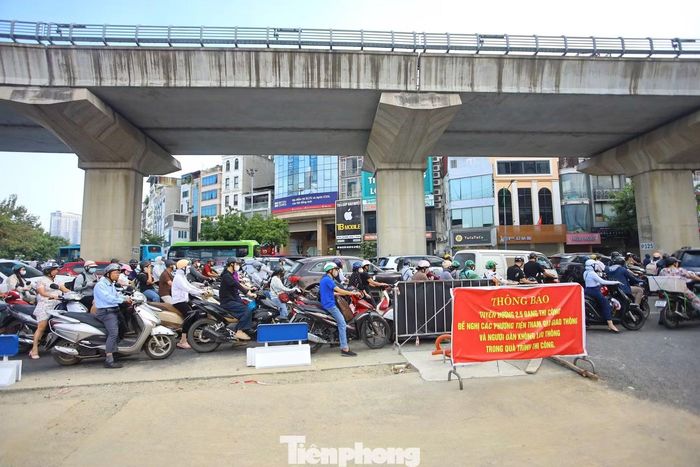 Tuyến đường đã cho phương tiện lưu thông nhưng một số hạng mục vẫn đang hoàn thiện. Biển cảnh báo công trường và rào chắn được đặt tại nút giao Cầu Giấy – Nguyễn Văn Huyên.