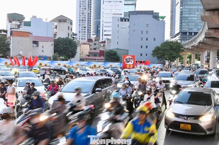 Tại ngã tư Cầu Giấy – Nguyễn Văn Huyên, các luồng xe rẽ nhánh và đi thẳng giao cắt, gây khó khăn cho việc di chuyển.
