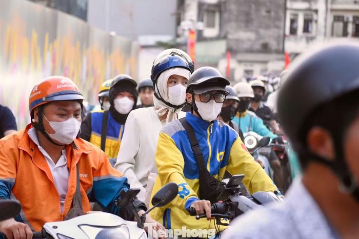 Dòng xe di chuyển chậm tại khu vực nút giao. Việc thiếu đèn tín hiệu và biển chỉ dẫn ở vị trí này khiến một số người tham gia giao thông lúng túng khi chuyển hướng.