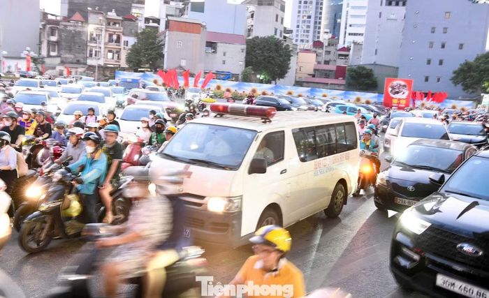Dòng phương tiện đông khiến xe cứu thương gặp khó khăn khi di chuyển, dù đã bật còi ưu tiên.