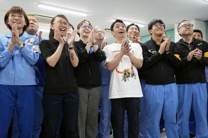 Đội thực hiện dự án vỡ oà khi con tàu được phóng thành công. (Ảnh: AP)